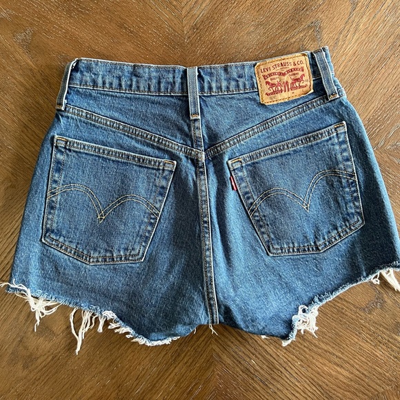 Levi’s 501 Jean Shorts - Picture 2 of 3